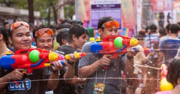 Serunya Perang Air di Festival Songkran Thailand