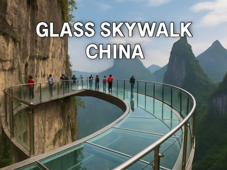 Glass Skywalk China Bikin Kamu Serasa Terbang di Langit